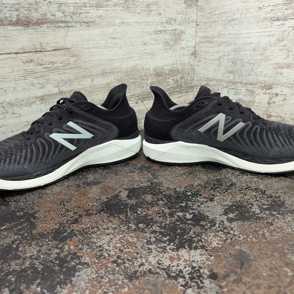 New Balance Men's Black and White Athletic Trainer